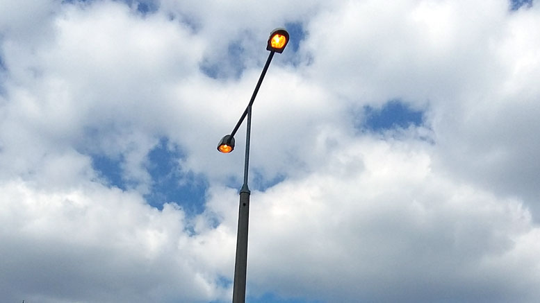 Lakótelepi buszvégállomás lámpa világít